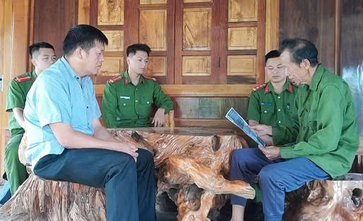 Người có uy tín Sùng A Tô (ngoài cùng bên phải) luôn tích cực trong việc vận động người dân tham gia phát triển kinh tế, xóa đói giảm nghèo