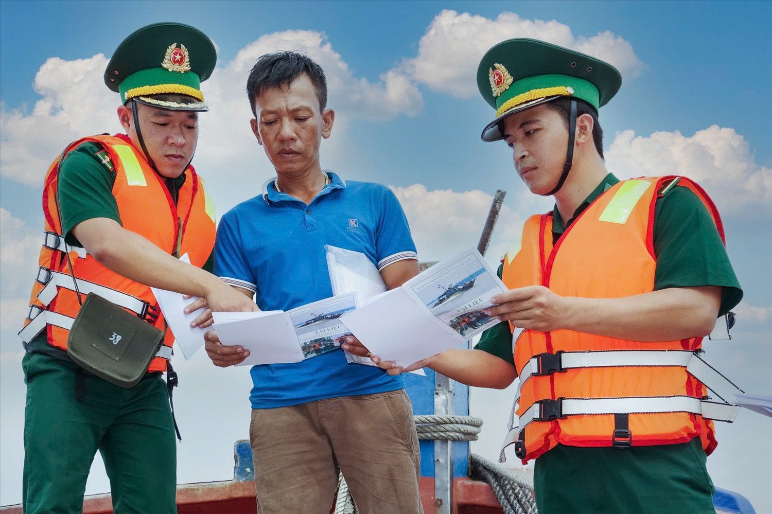 Bộ đội Biên phòng tỉnh Sóc Trăng tuyên truyền về phòng, chống khai thác hải sản bất hợp pháp, không báo cáo và không theo quy định (IUU) cho các chủ tàu cá