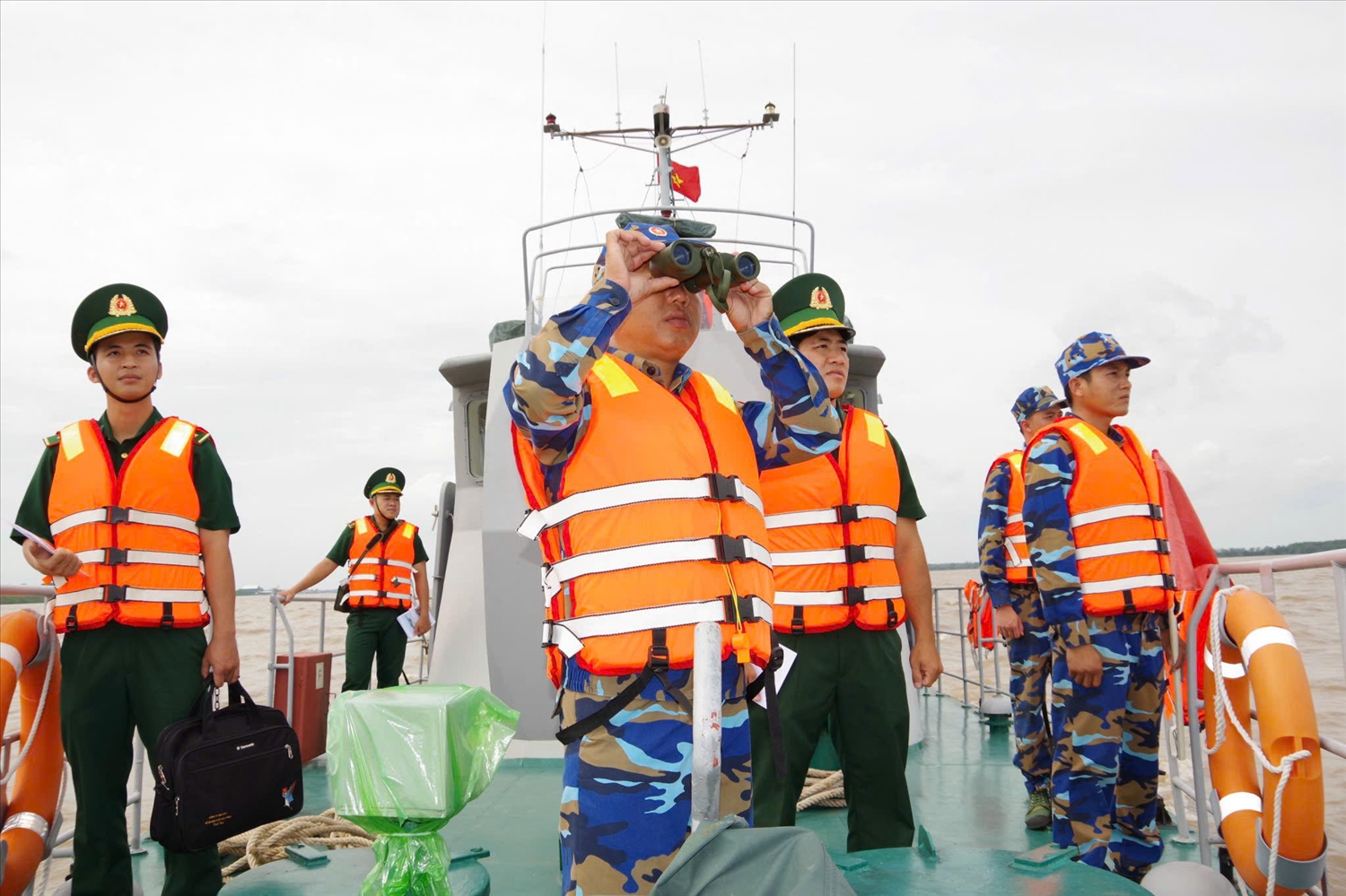 Lực lượng chức năng tuần tra phòng, chống khai thác hải sản bất hợp pháp, không báo cáo và không theo quy định (IUU)