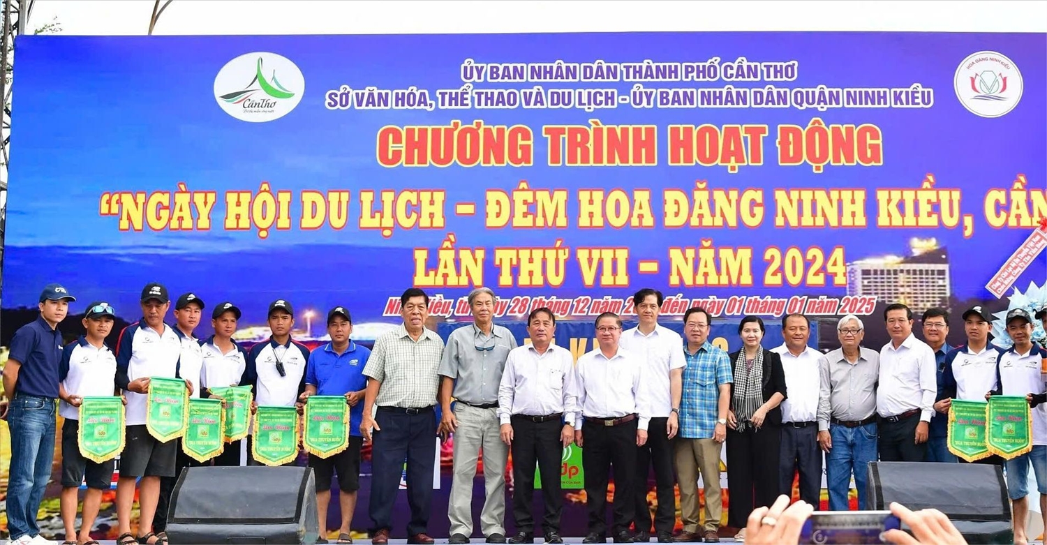 Lãnh đạo TP. Cần Thơ trao giải cho các đội đua (Ảnh: Trung Phạm)