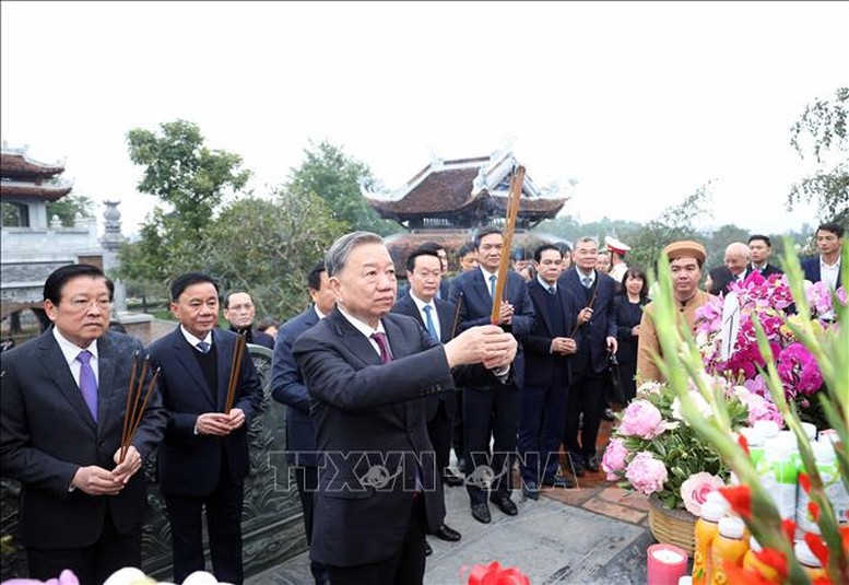 Tổng Bí thư Tô Lâm và đoàn công tác dâng hoa, dâng hương tại Đền Chung Sơn - Đền thờ gia tiên Chủ tịch Hồ Chí Minh. Ảnh: TTXVN