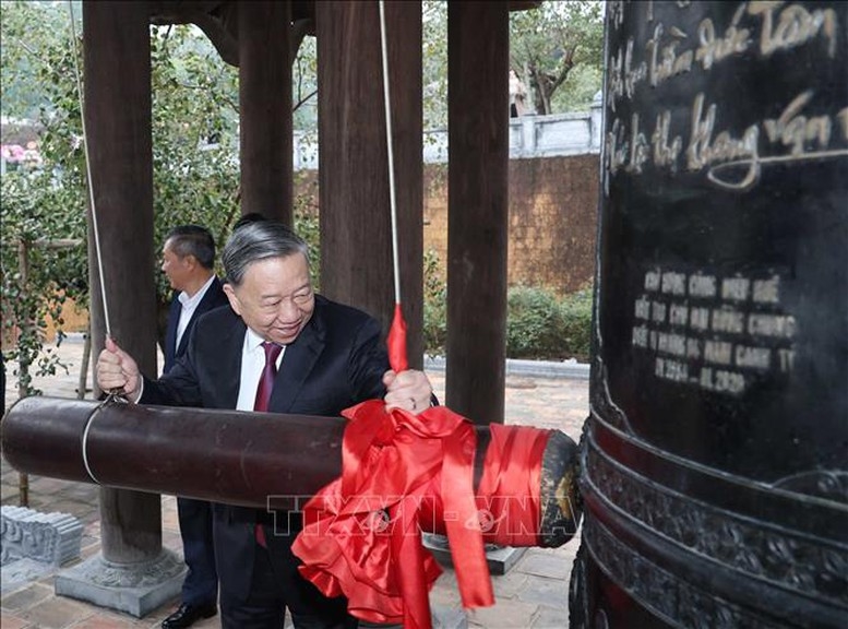 Tổng Bí thư Tô Lâm thỉnh chuông tại Đền Chung Sơn - Đền thờ gia tiên Chủ tịch Hồ Chí Minh ở Nghệ An. Ảnh: TTXVN