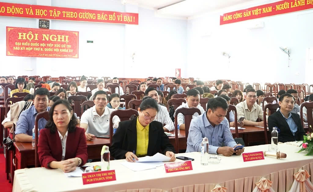 Đại biểu, giáo viên, học viên tham gia Lễ bế giảng lớp đào tạo tiếng Ê Đê huyện Cư M’gar