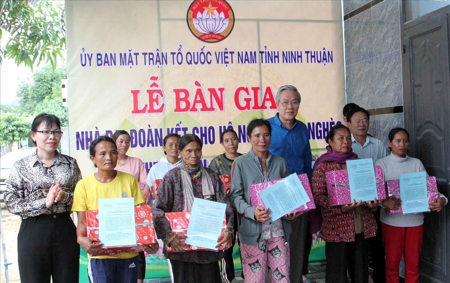 Ông Lê Văn Bình, Chủ tịch Uỷ ban MTTQ Việt Nam tỉnh và bà Nguyễn Thị Xuân Cường, Phó Chủ tịch UBND huyện Thuận Nam tặng quà cho các hộ được bàn giao nhà Đại Đoàn kết xã Phước Hà. 