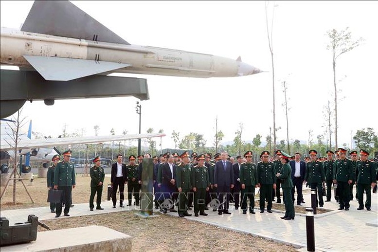 Đối với trưng bày ngoài trời, điểm đặc biệt chỉ có ở Bảo tàng Lịch sử Quân sự Việt Nam là sưu tập các hiện vật là vũ khí khối lớn. Các hiện vật khối lớn được sắp xếp có hệ thống ở hai bên tòa nhà - Ảnh: TTXVN