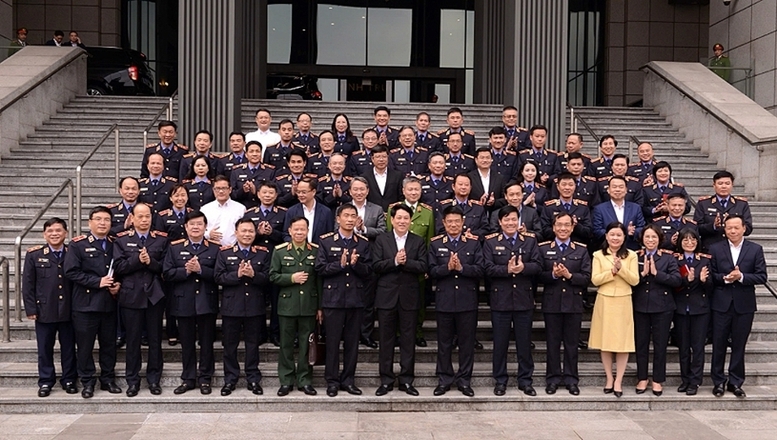 Chủ tịch nước Lương Cường chụp ảnh cùng lãnh đạo Viện KSNDTC và các bộ, ngành - Ảnh: VGP/LS