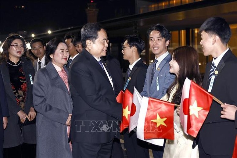 Cán bộ, nhân viên Đại sứ quán, đại diện bà con kiều bào Việt Nam tại Nhật Bản đón Chủ tịch Quốc hội Trần Thanh Mẫn và Phu nhân tại sân bay Haneda - Ảnh: TTXVN