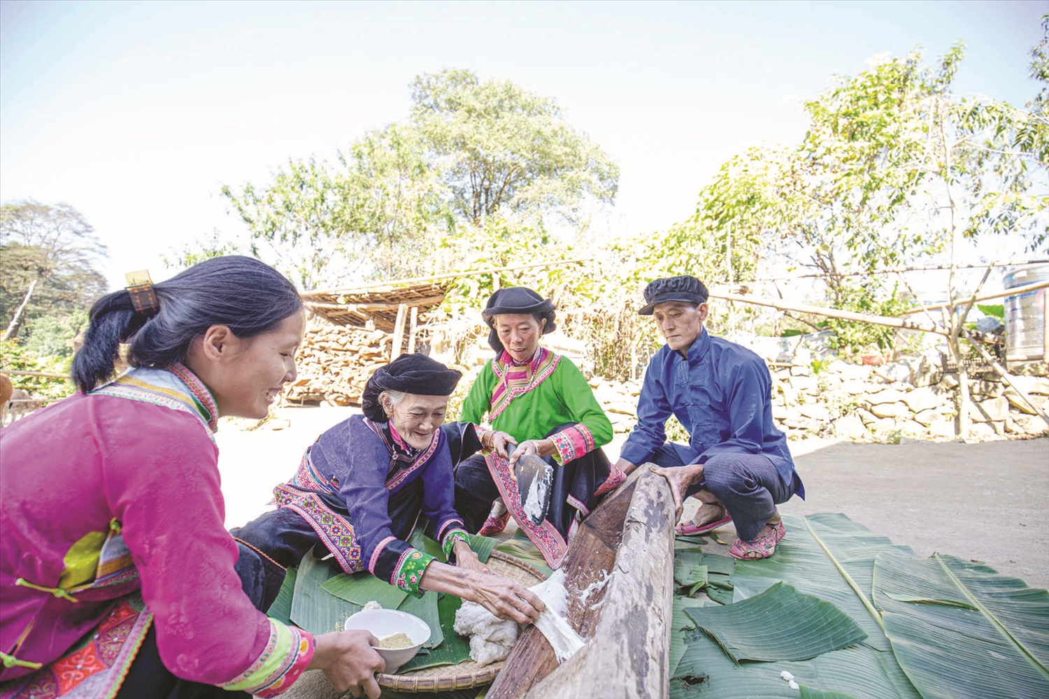 Các bà, các mẹ người Xạ Phang nặn những chiếc bánh ngon nhất để cúng ông bà, tổ tiên và dán lên sừng trâu bò.