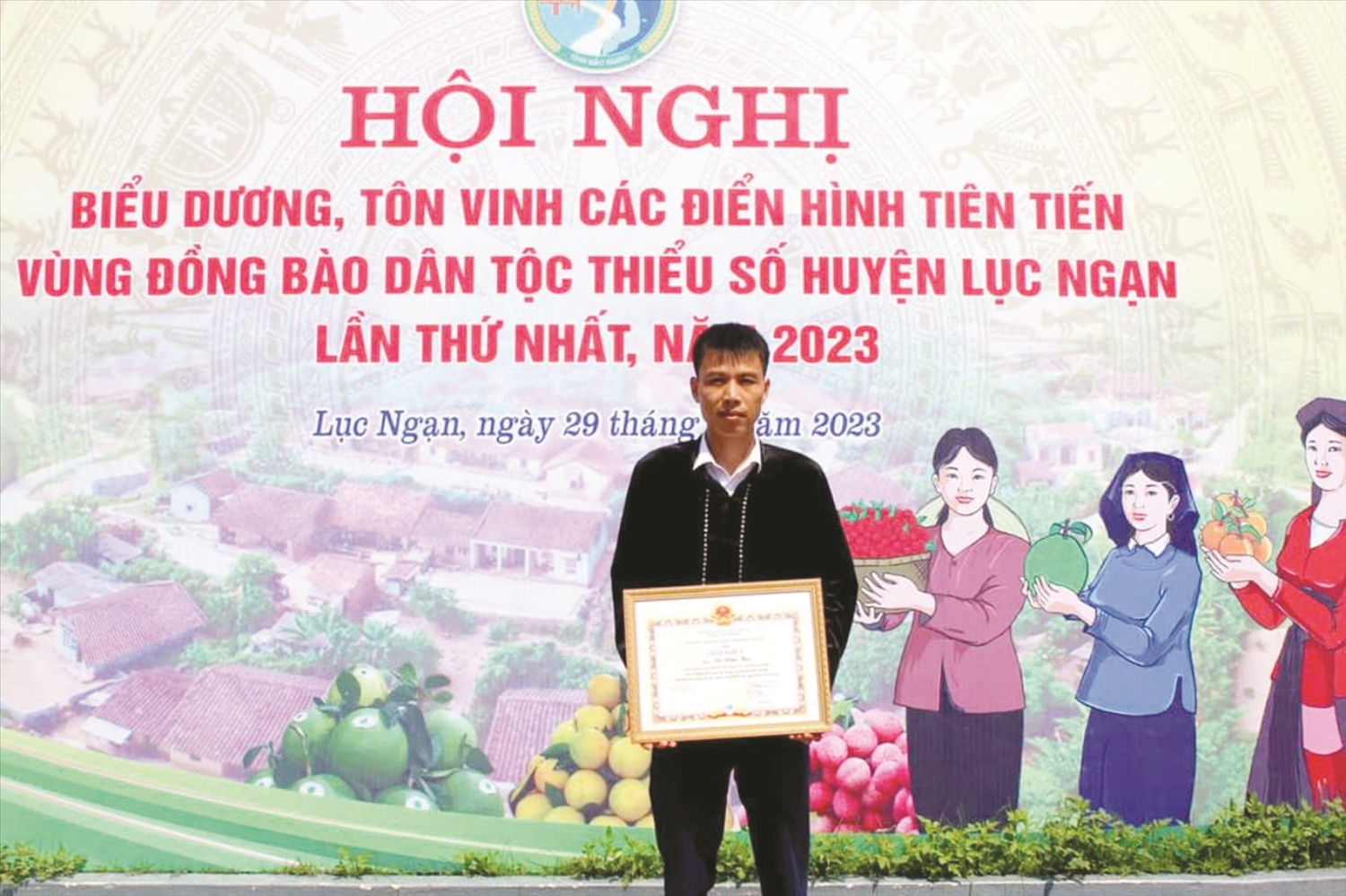 Thầy Vi Văn Hà vinh dự được nhận Giấy khen của Trưởng Ban Dân tộc tại Hội nghị biểu dương, tôn vinh các điển hình tiên tiến trong vùng đồng bào DTTS và miền núi lần thứ I huyện Lục Ngạn năm 2023.