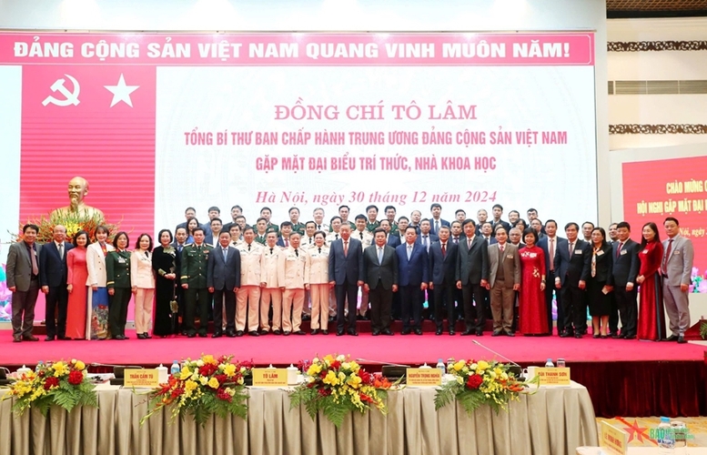 Tổng Bí thư Tô Lâm chụp ảnh cùng các đại biểu là trí thức, nhà khoa học tại Hội nghị