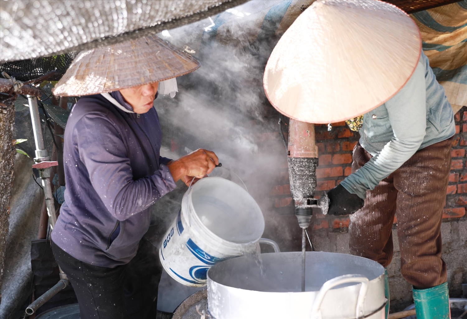 Người dân lọc tinh bột để làm miến.