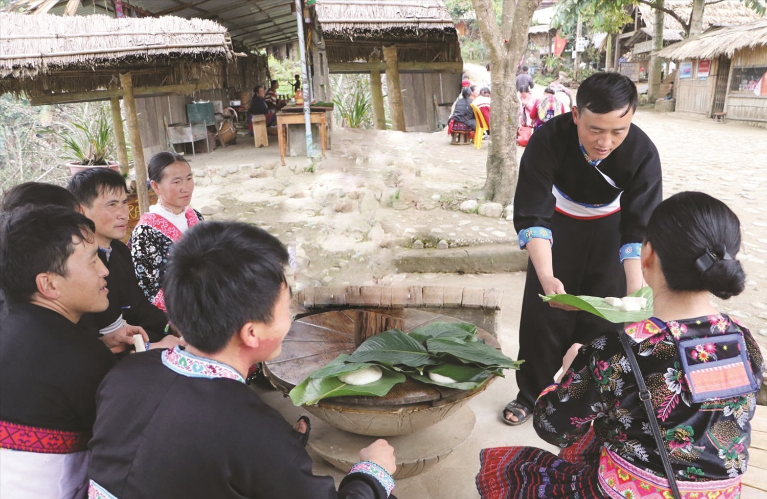 Người Mông dùng bánh giầy để mời khách trong ngày đầu năm mới.