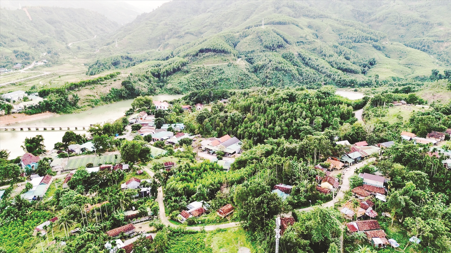  Nhờ phong trào hiến đất để xây dựng các công trình, diện mạo ở miền núi Quảng Ngãi đã có sự đổi thay đáng kể.