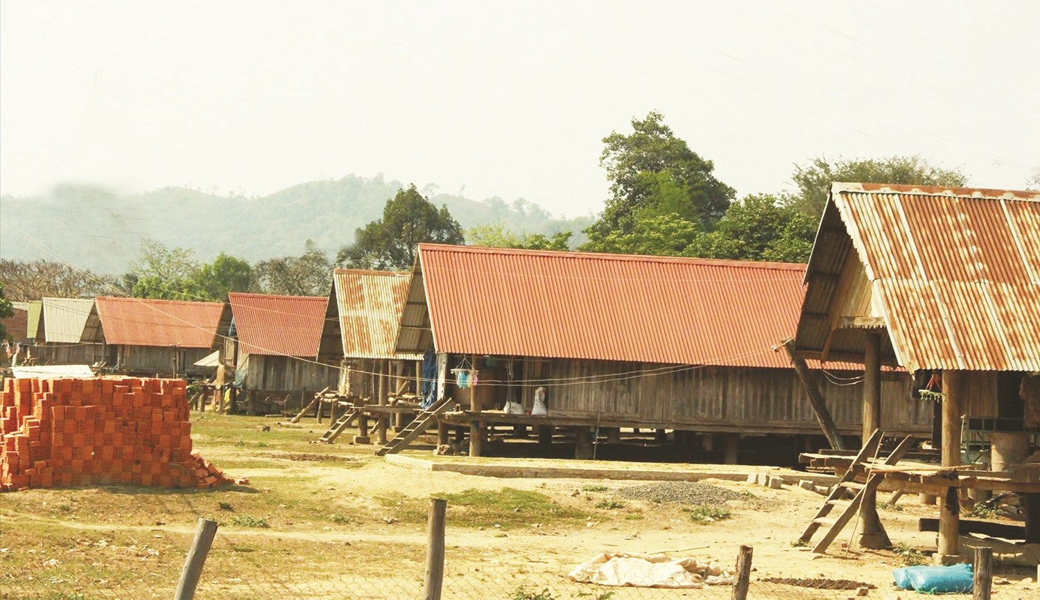 Những ngôi nhà sàn truyền thống nằm san sát ở buôn M’liêng.