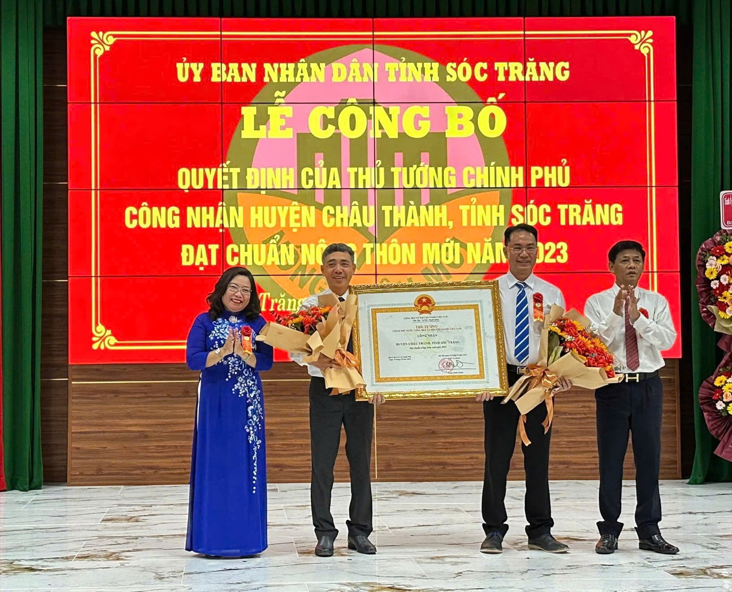 Ông Lâm Văn Mẫn, Bí thư Tỉnh ủy và bà Hồ Thị Cẩm Đào, Phó Bí thư Thường trực Tỉnh ủy tỉnh Sóc Trăng trao Quyết định công nhận huyện NTM đến lãnh đạo huyện Châu Thành