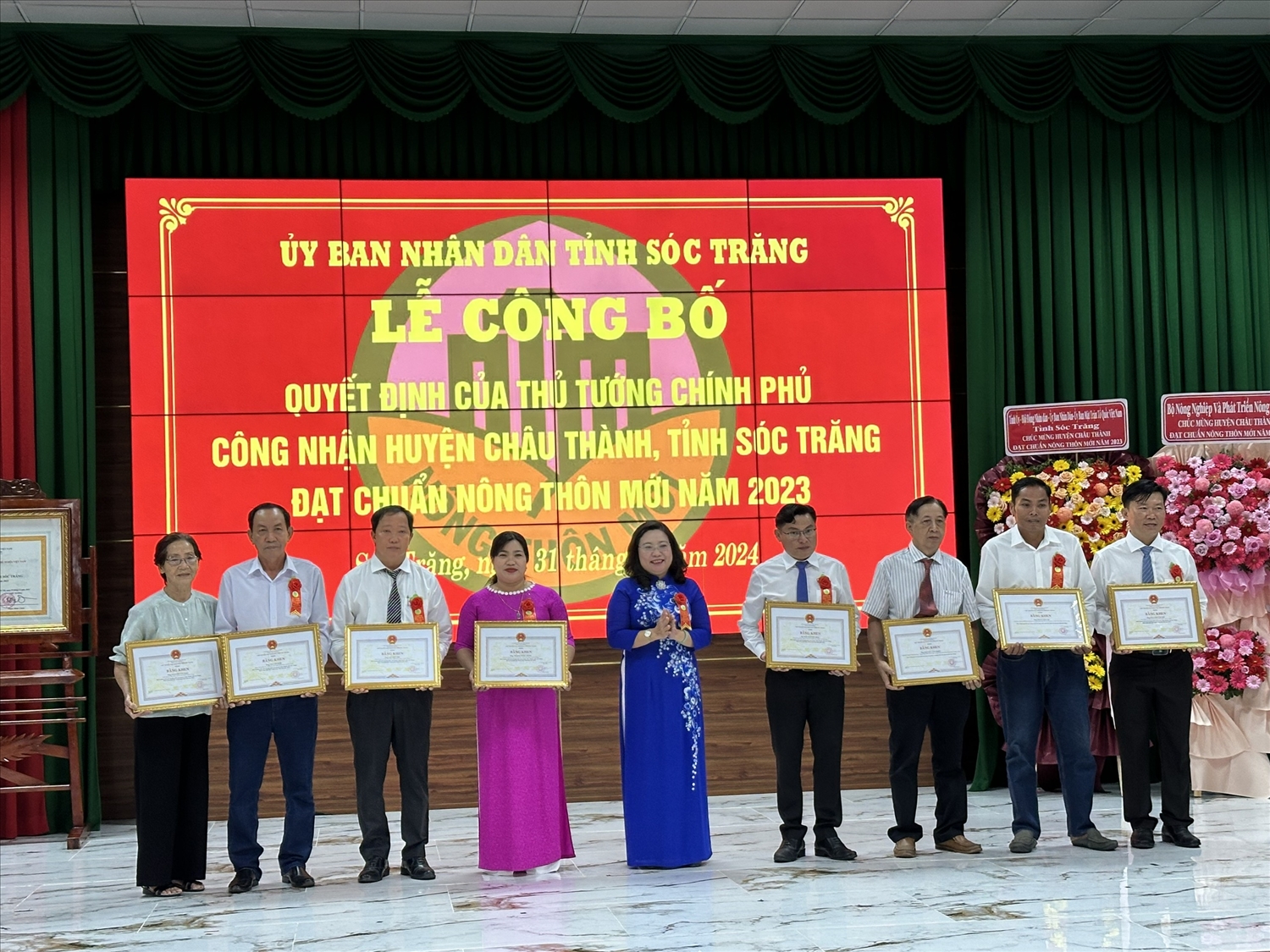 Bà Hồ Thị Cẩm Đào - Phó Bí thư Thường trực Tỉnh ủy, Chủ tịch HĐND tỉnh trao Bằng Khen của Chủ tịch UBND tỉnh Sóc Trăng đến các cá nhân 