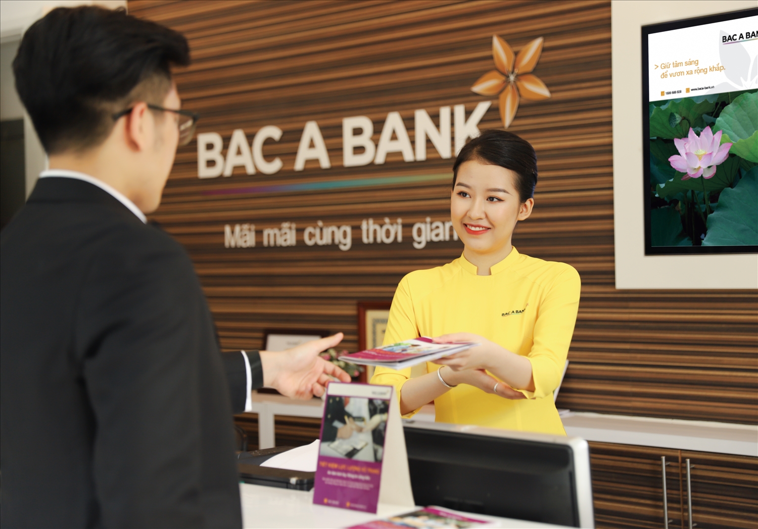 Giao dịch viên BAC A BANK tại quầy