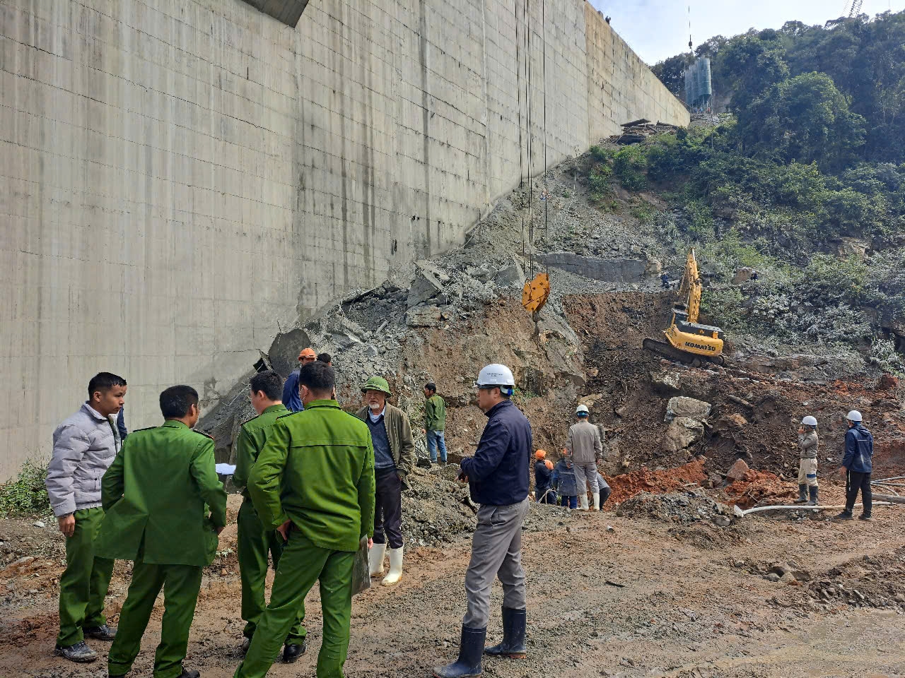 Lực lượng chức năng đang nỗ lực tìm kiếm người mất tích do vụ tai nạn lao động tại thủy điện Đăk Mi 1