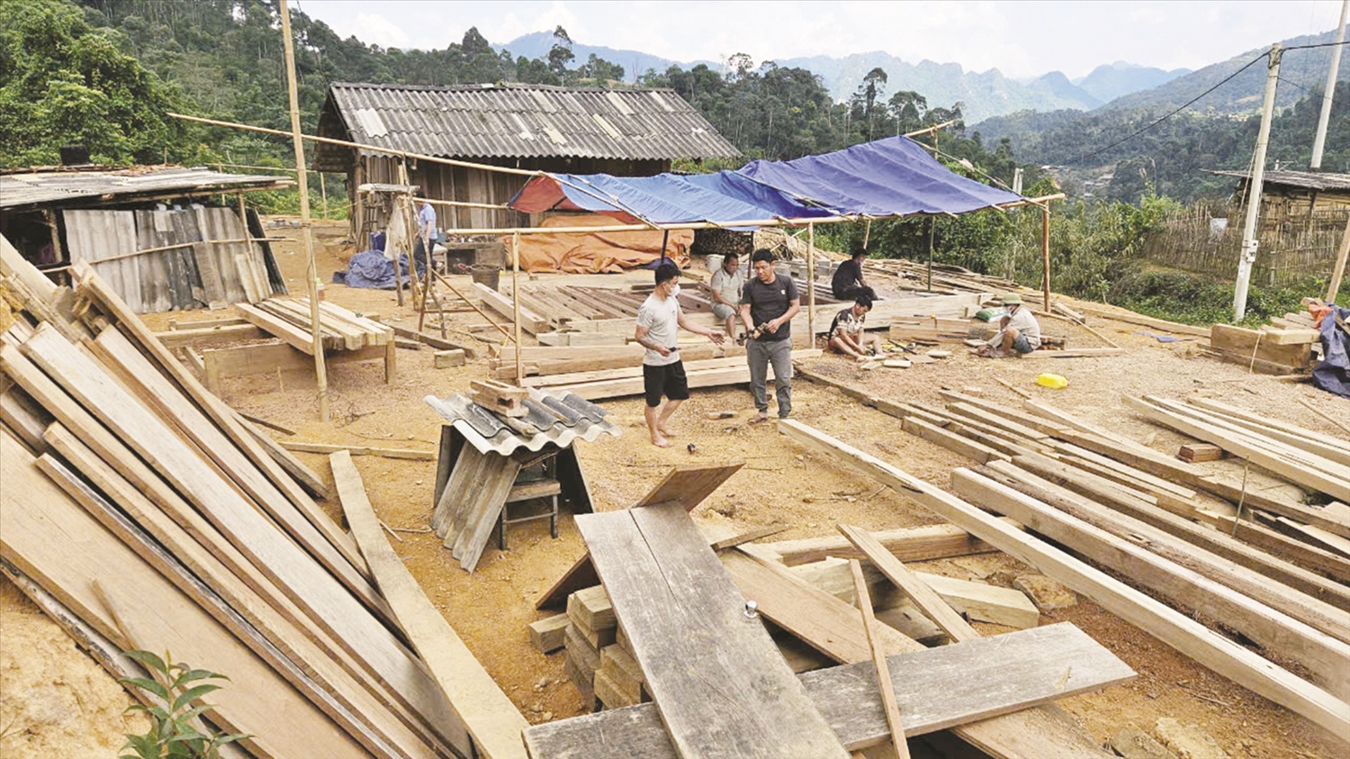 Người dân bản Mùa Xuân, xã Sơn Thủy, huyện Quan Sơn, tỉnh Thanh Hoá đang tập trung xây dựng nhà để đón Tết.