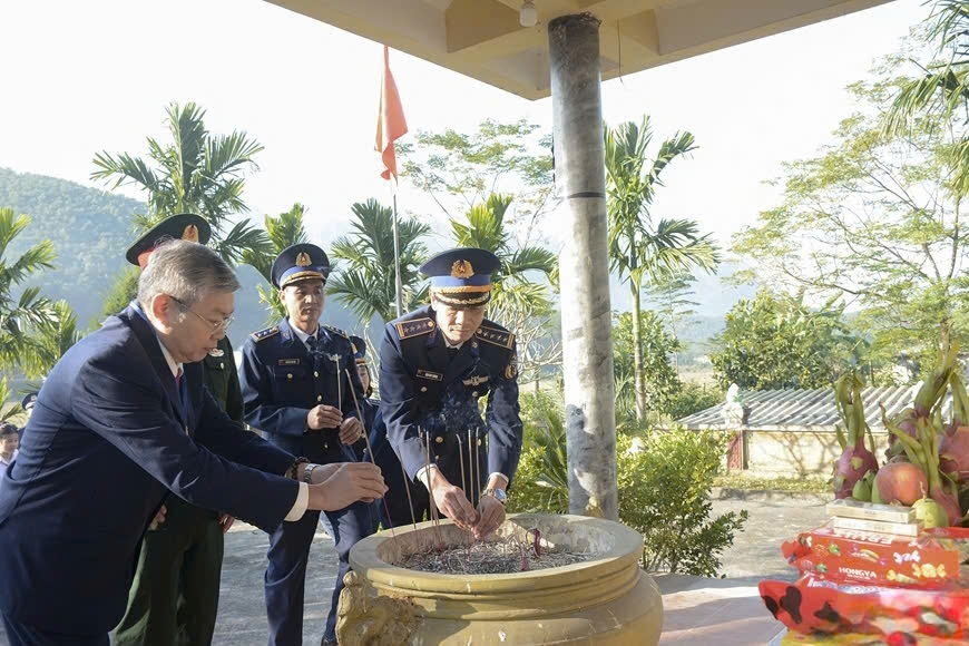 Đoàn công tác viếng, thắp hương tri ân các Anh hùng liệt sĩ tại Đài tưởng niệm Anh hùng liệt sĩ xã Hùng Sơn (Hòa Bình)