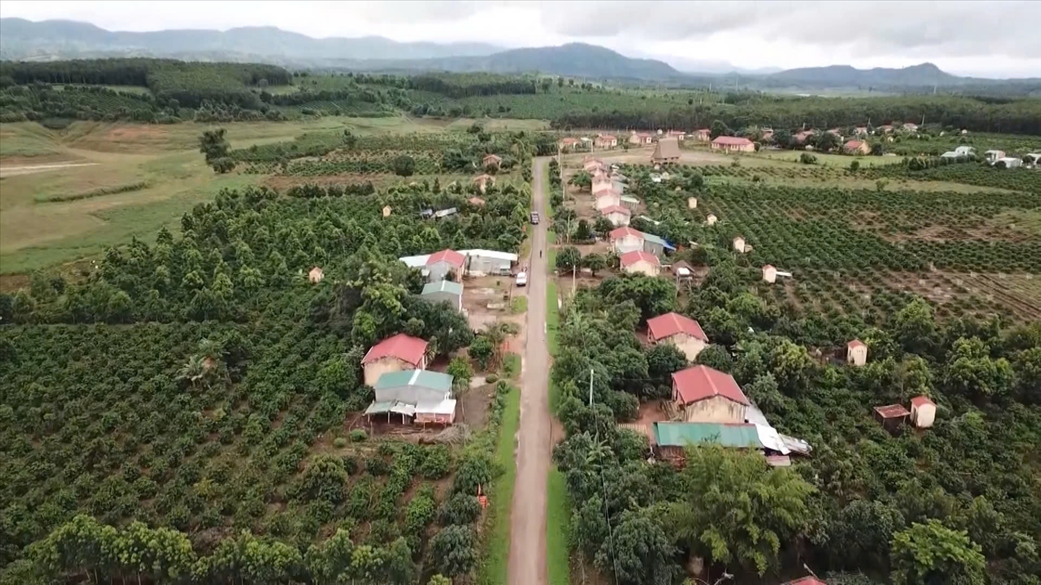 Diện mạo các thôn, làng vùng đồng bào DTTS huyện Sa Thầy đang từng ngày đổi thay, trong đó có sự đóng góp rất lớn của đội ngũ Người có uy tín