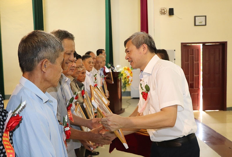 Ông Mai Xuân Bình, Trưởng Ban Dân tộc tỉnh Thanh Hóa tặng giấy khen cho các điển hình tiên tiến trong vùng đồng bào DTTS&MN huyện Quan Hóa năm 2023