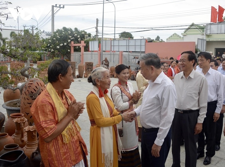 Tổng Bí thư thăm làng gốm Bàu Trúc - Ảnh: VOV