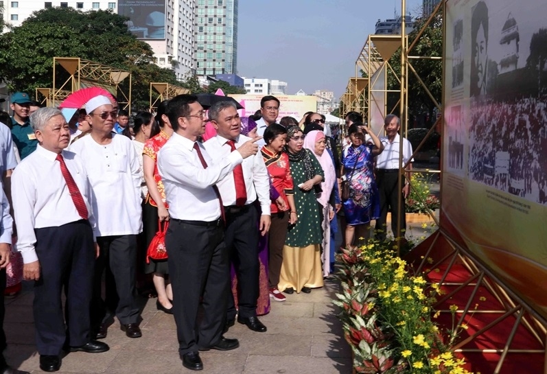 Triển lãm hình ảnh “Đồng bào các dân tộc bình đẳng, đoàn kết, năng động sáng tạo, xây dựng và phát triển Thành phố Hồ Chí Minh văn minh, hiện đại, nghĩa tình” tại Đường đi bộ Nguyễn Huệ, Quận 1 trưng bày 83 hình ảnh được sưu tầm và giới thiệu theo 3 chủ đề. (Trong ảnh: Đại biểu tham quan những hình ảnh quý được trưng bày tại Triển lãm).