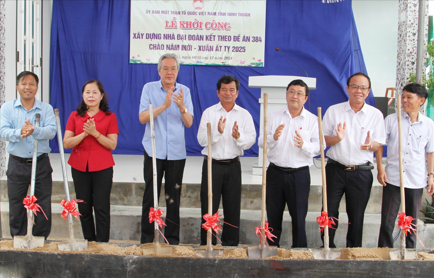 Ông Lê Văn Bình, Chủ tịch Ủy ban MTTQ Việt Nam tỉnh và lãnh đạo các sở ngành, chính quyền địa phương thực hiện nghi thức khởi công xây dựng 31 căn nhà Đại đoàn kết. 