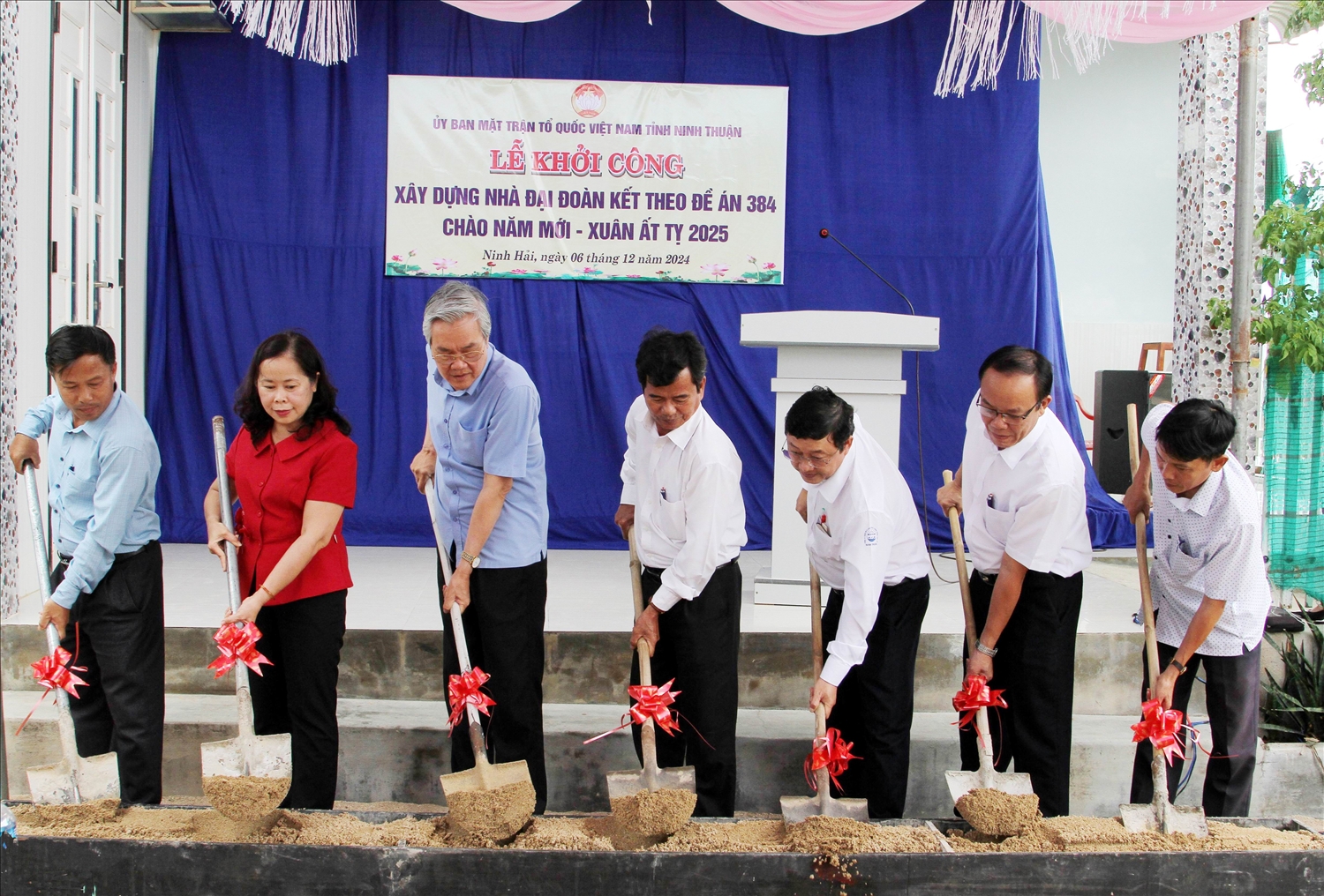 Các đại biểu tham dự Lễ khởi công xây dựng nhà đại đoàn kết cho người nghèo. 