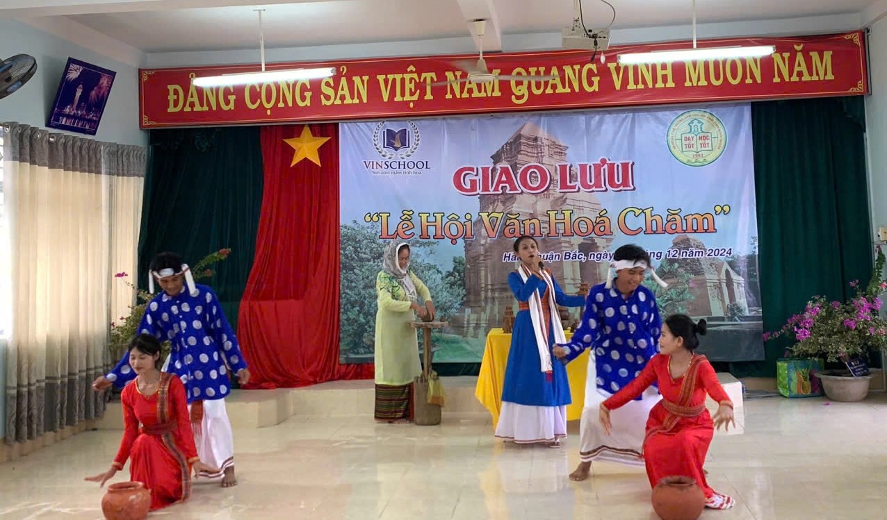 Các em học sinh biểu diễn các tiết mục múa, hát mang sắc màu văn hóa Chăm.