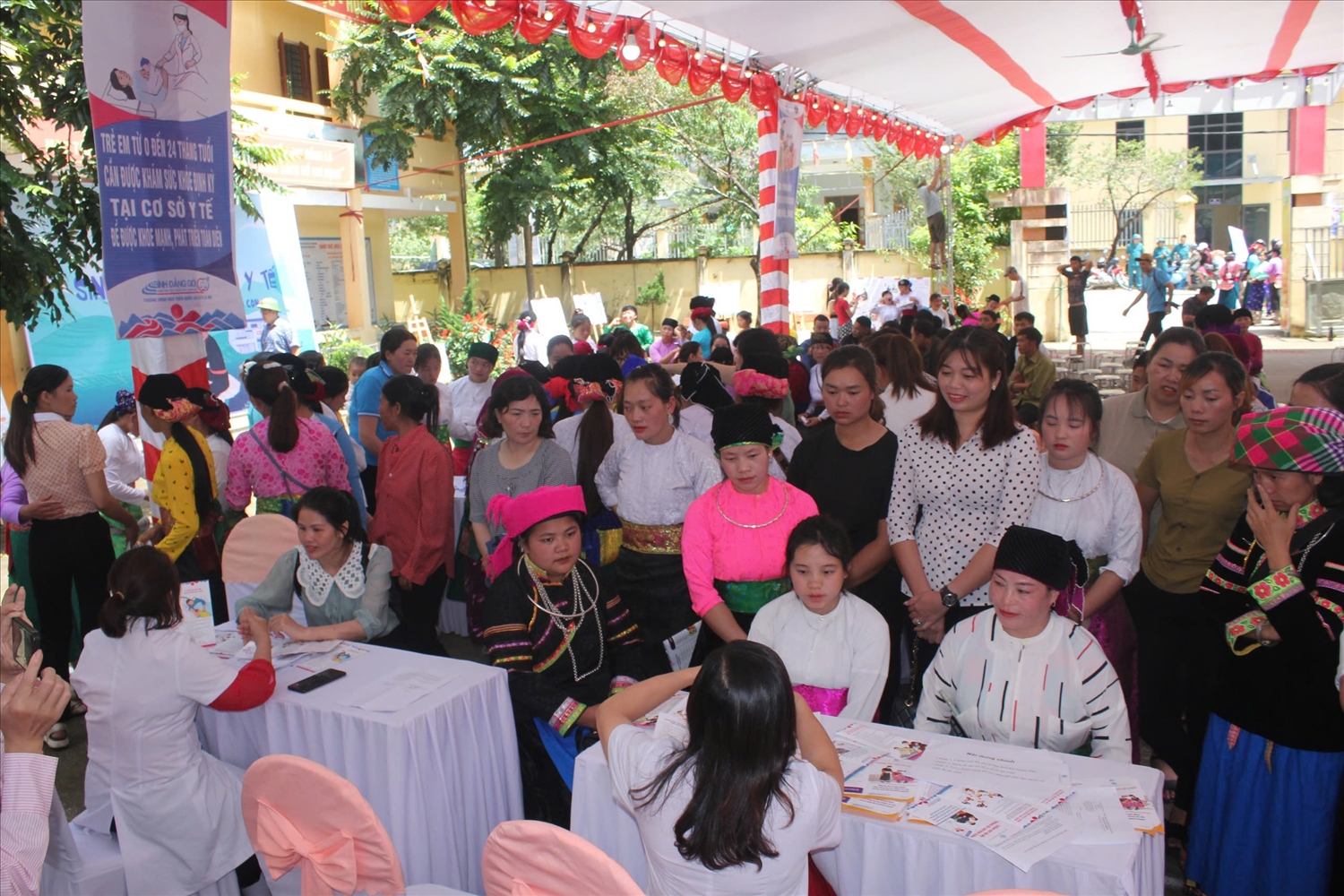 Cán bộ y tế huyện Đồng Văn, Hà Giang tuyên truyền về chính sách dân số cho bà con tại xã Sủng Là