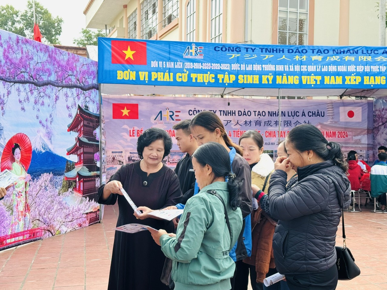 Học sinh các trường THPT, đoàn viên thanh niên và người lao động tìm hiểu thông tin về thị trường lao động