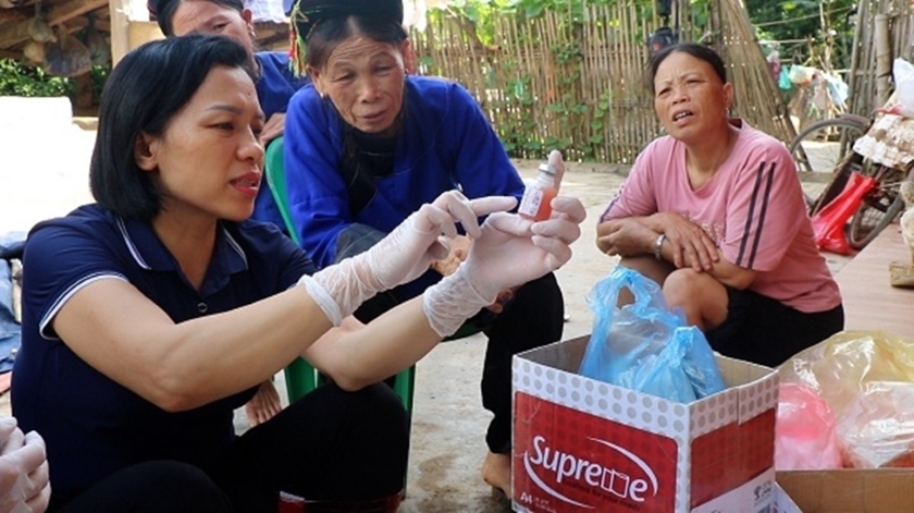 Giáo viên của Trung tâm GDNN-GDTX huyện Chi Lăng đang hướng dẫn học viên pha chế thuốc thú y