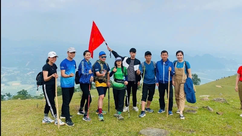 Đoàn du khách trải nghiệm tour trekking miền Tây Thanh Hoá. Ảnh: Internet