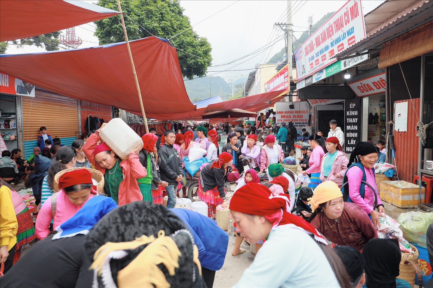 Đồng bào các dân tộc tại huyện Mèo Vạc tất bật trong phiên chợ những ngày cuối năm