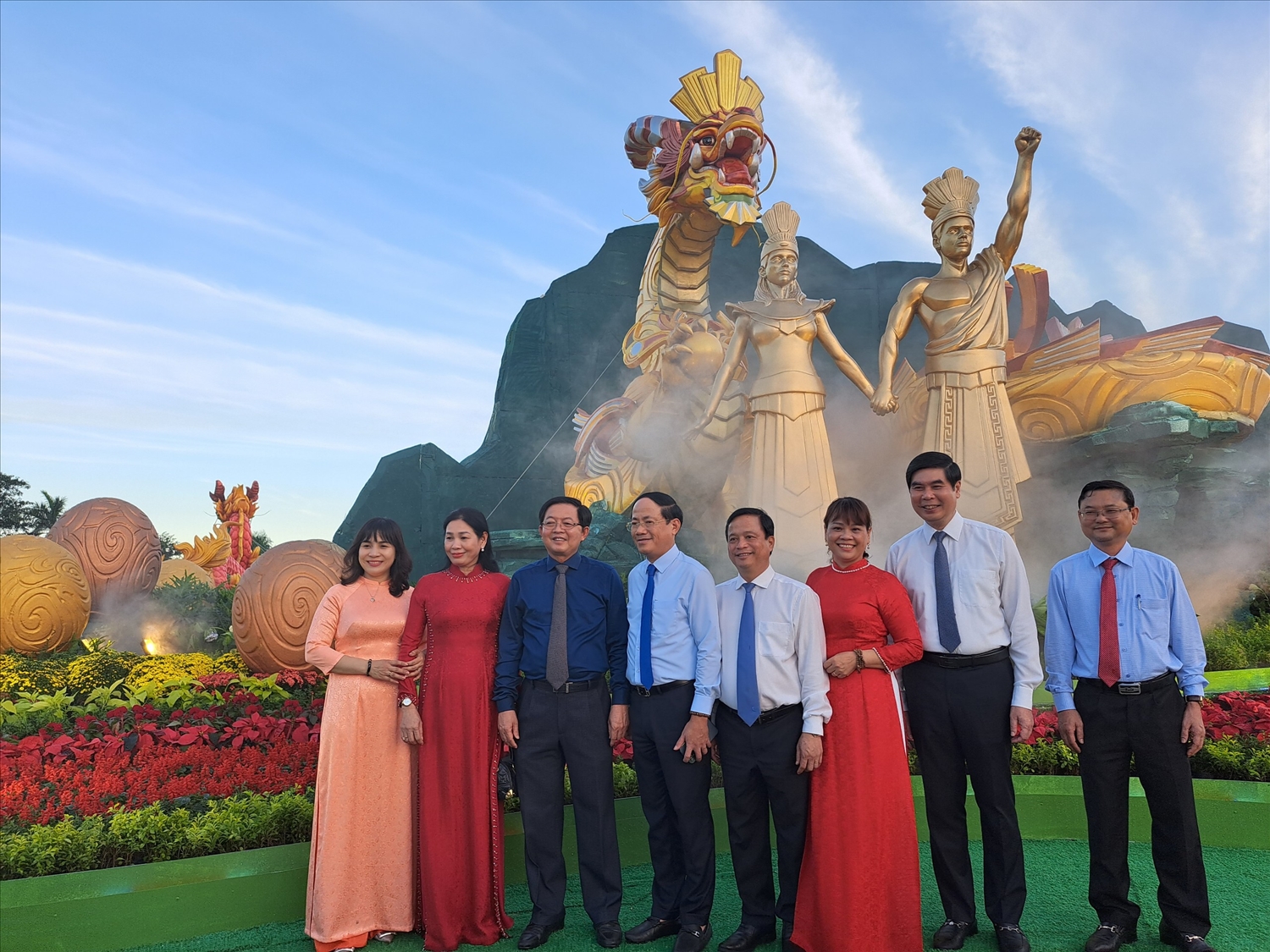 Lãnh đạo tỉnh Bình Định chụp ảnh lưu niệm với linh vật Xuân Giáp Thìn