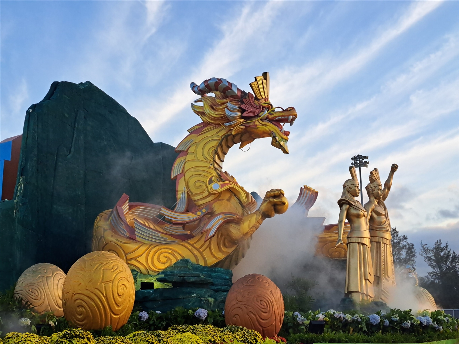 Cụm biểu tượng linh vật thể hiện niềm tự hào về nòi giống Tiên Rồng và truyền thống lịch sử, văn hoá của dân tộc Việt Nam với khát vọng vươn lên trở thành “Rồng” của đất nước và quê hương Bình Định”