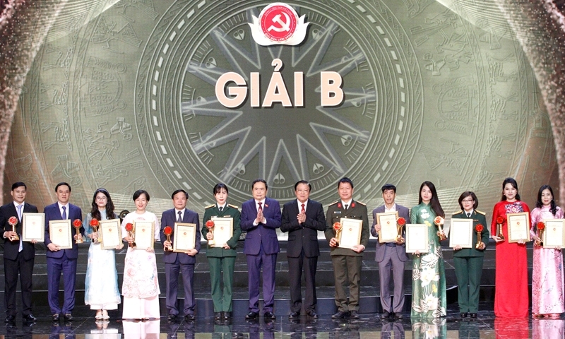 Phó Chủ tịch Thường trực Quốc hội Trần Thanh Mẫn và Trưởng Ban Nội chính Trung ương Phan Đình Trạc trao giải B cho các tác giả, nhóm tác giả đoạt giải
