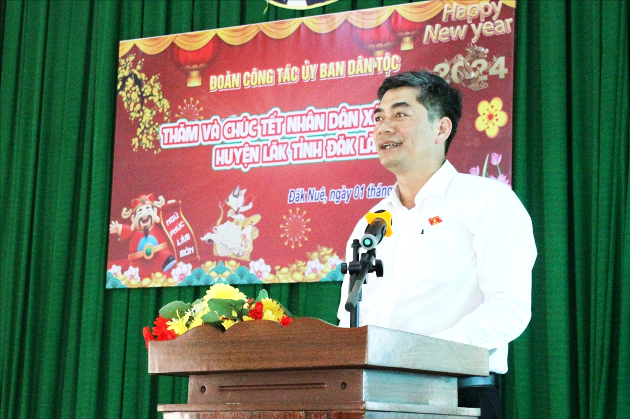 Thứ trưởng, Phó Chủ nhiệm Ủy ban Dân tộc Y Vinh Tơr phát biểu tại xã Đắk Nuê