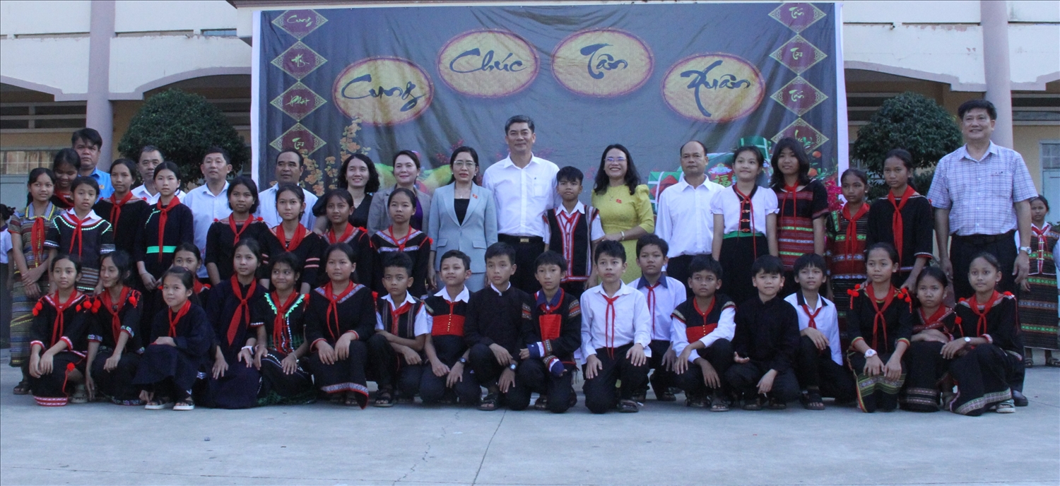  Đoàn công tác chụp hình lưu niệm cùng học sinh Trường PTDT Nội trú THCS huyện Lắk