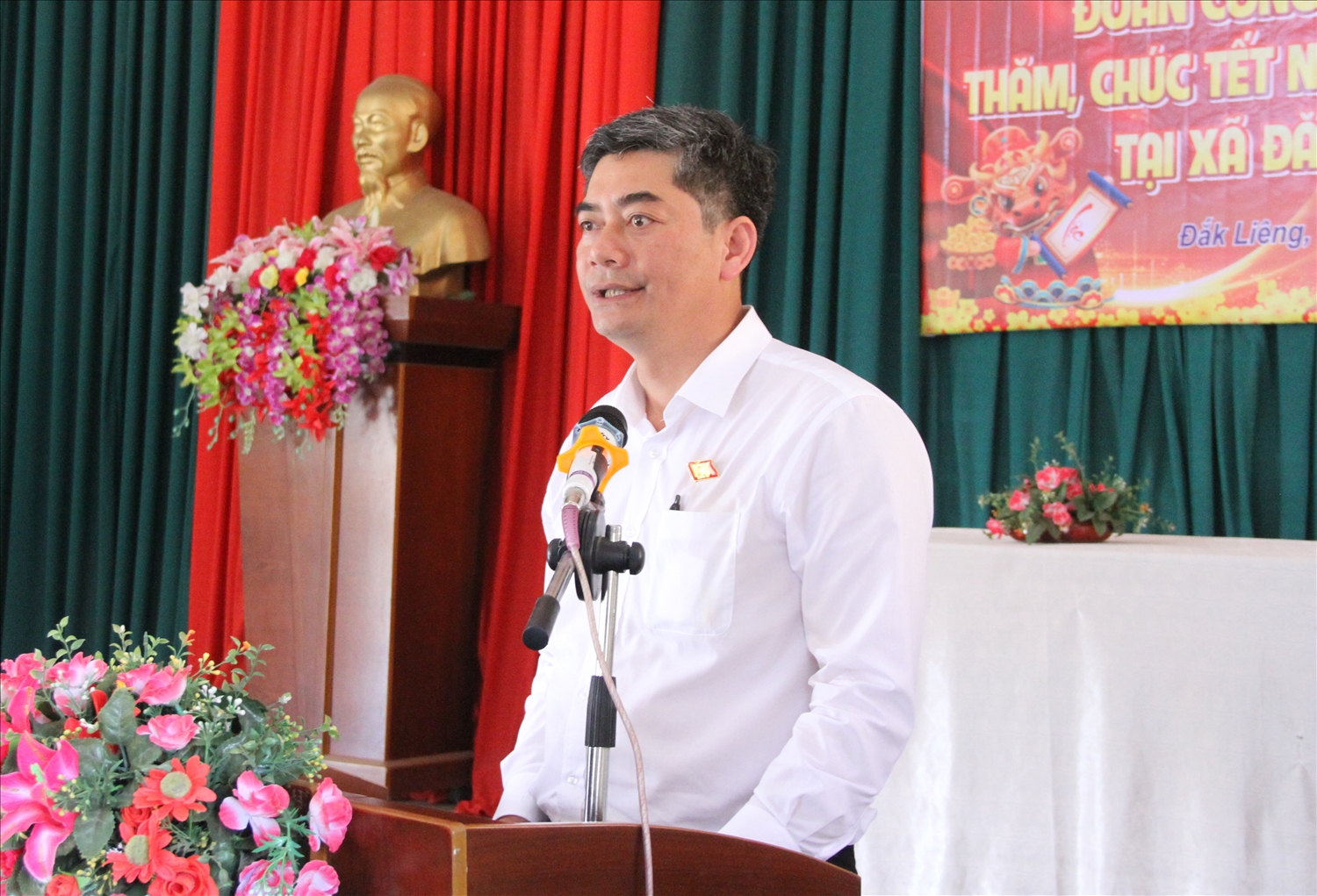 Thứ trưởng, Phó Chủ nhiệm Ủy ban Dân tộc Y Vinh Tơr phát biểu tại xã Đắk Liêng