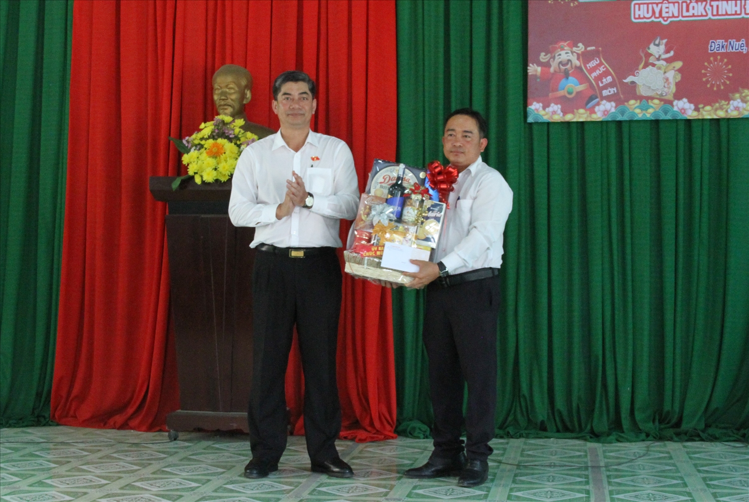 Thứ trưởng, Phó Chủ nhiệm Ủy ban Dân tộc Y Vinh Tơr tặng quà cho xã Đắk Nuê