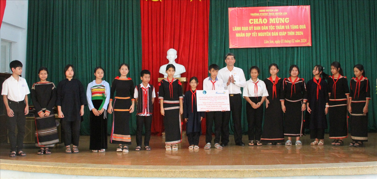 Thứ trưởng, Phó Chủ nhiệm Ủy ban Dân tộc Y Vinh Tơr trao học bổng cho học sinh Trường PTDT Nội trú THCS huyện Lắk