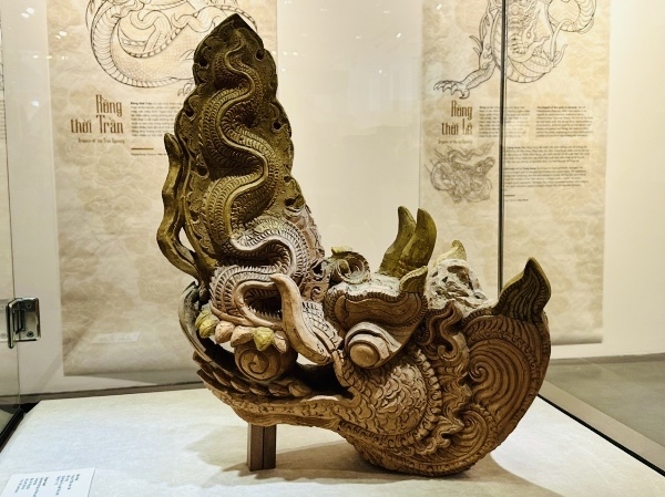 Tượng đầu rồng thời Trần trang trí trên mái cung đình ở Hoàng thành Thăng Long. 