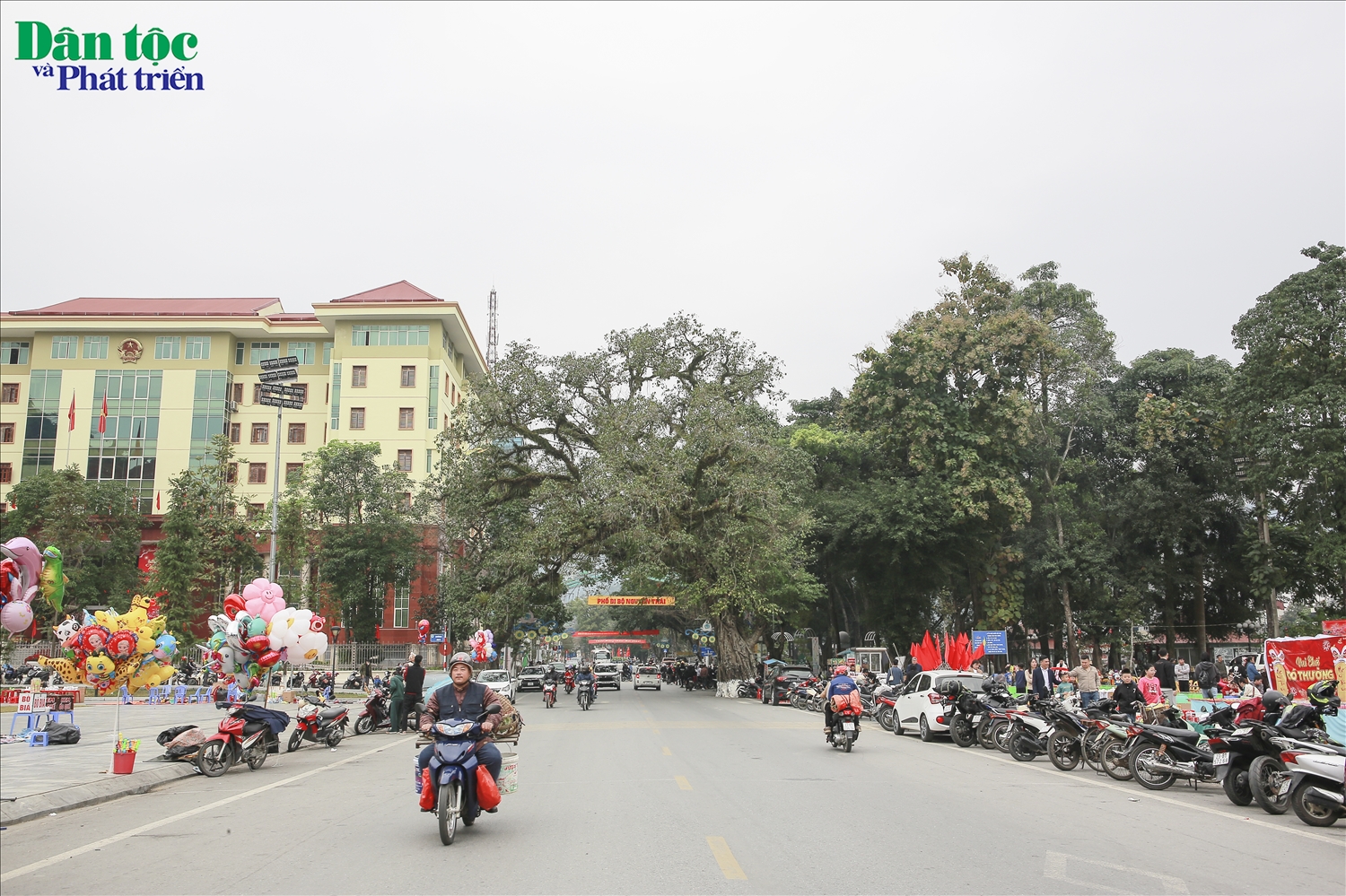 Nếu xuất phát từ thủ đô Hà Nội, du khách phải đi khoảng hơn 300km, mất từ 7 đến 10 tiếng đồng hồ di chuyển. Với những bạn không nắm rõ đường đi thì xe khách là sự lựa chọn tốt nhất, giúp chuyến đi an toàn và nhanh hơn.