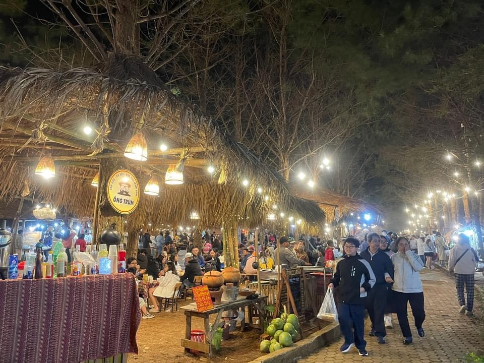 Chợ phiên Măng Đen là địa điểm hấp dẫn, bởi đến đây du khách được thưởng thức những món ăn đặc trưng của đồng bào DTTS