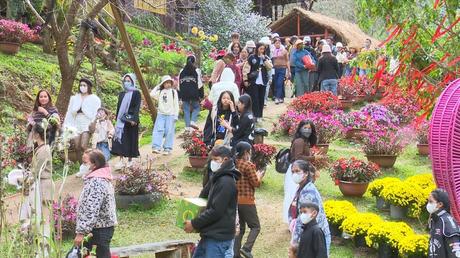 Hàng ngàn du khách đến với Măng Đen trong ngày mùng 4 Tết