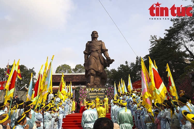 Các nghi lễ như: Tế lễ, rước kiệu hoàng đế Quang Trung và hoàng hậu Lê Ngọc Hân được các đoàn tế lễ tiến hành trang trọng.