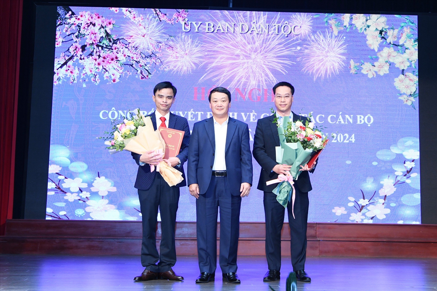 Bộ trưởng, Chủ nhiệm UBDT Hầu A Lềnh trao các quyết định về công tác cán bộ cho ông Nguyễn Văn Chính và ông Phạm Xuân Hoàng